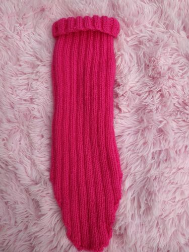 Pull tricoté main rose dos 40cm