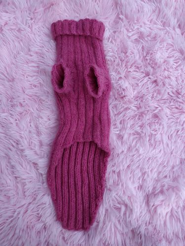 Pull tricoté main laine rose dos 40cm