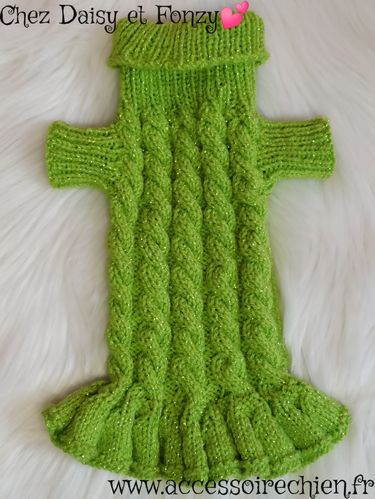 Pull tricoté main modèle torsades jupette vert bout de pattes