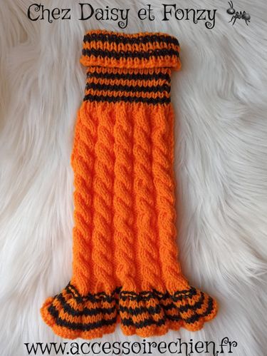 Pull tricoté main modèle Halloween dos 25cm