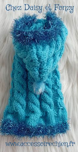 Pull tricoté main modèle Pompon bleu